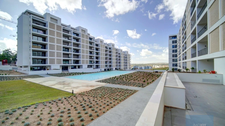 Apartamento T2 para Arrendamento em Santo António dos Cavaleiros e Frielas