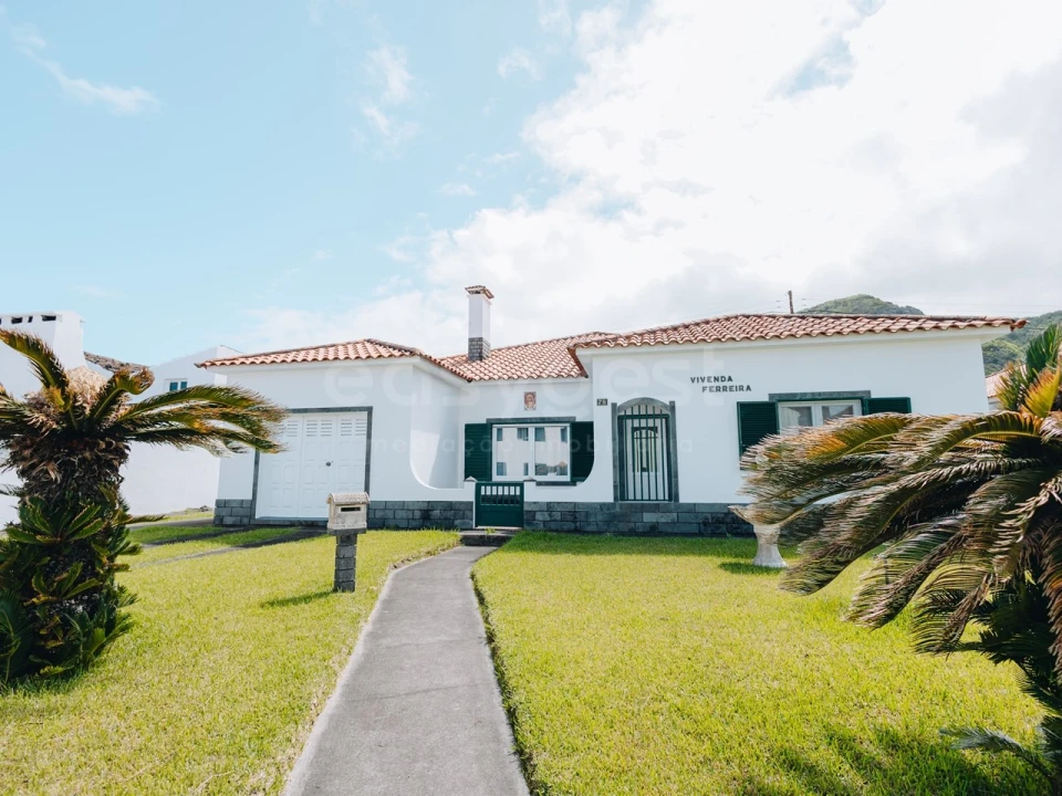 Moradia T4 para Venda em Mosteiros Foto 1