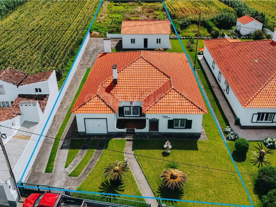 Moradia T4 para Venda em Mosteiros Foto 1