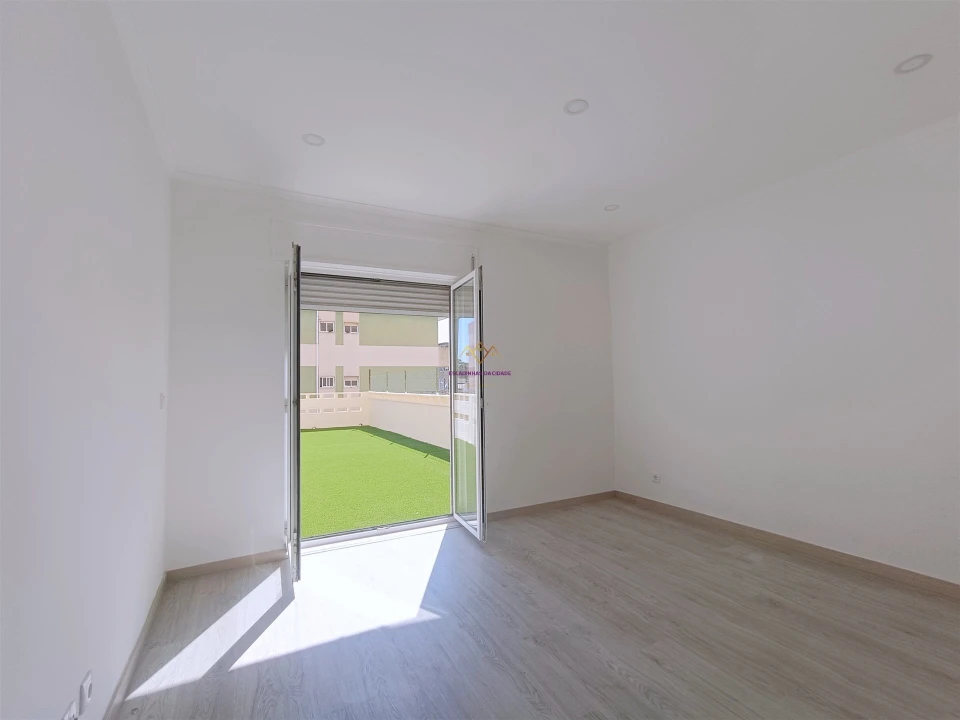 Apartamento T3 para Venda em Massamá e Monte Abraão Foto 16