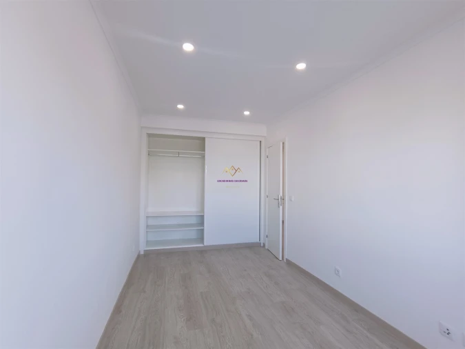 Apartamento T3 para Venda em Massamá e Monte Abraão Foto 12