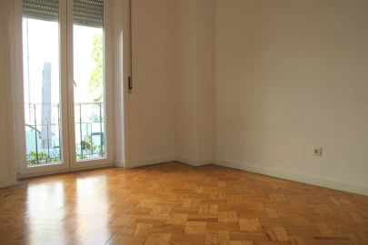 Apartamento T3 para Arrendamento em Santo Antonio dos Olivais