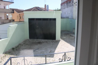 Apartamento T3 para Arrendamento em Santo Antonio dos Olivais