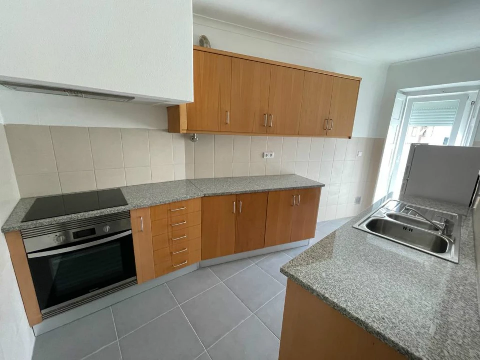Apartamento T3 para Arrendamento em Santo Antonio dos Olivais Foto 2
