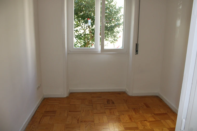 Apartamento T3 para Arrendamento em Santo Antonio dos Olivais Foto 5