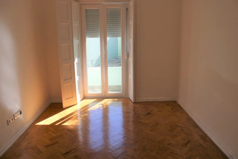 Apartamento T3 para Arrendamento em Santo Antonio dos Olivais Foto 4
