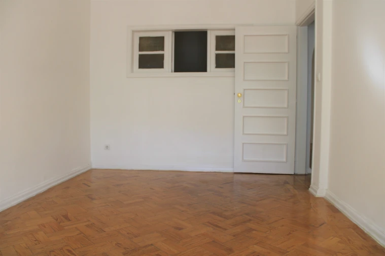 Apartamento T3 para Arrendamento em Santo Antonio dos Olivais Foto 6