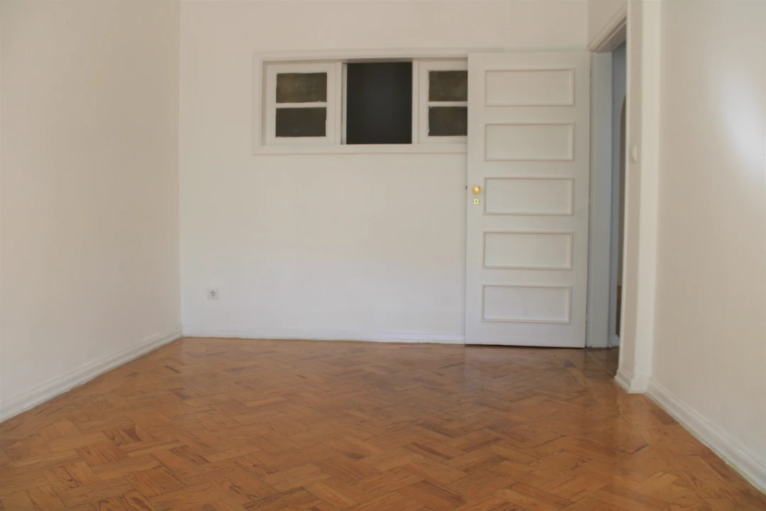 Apartamento T3 para Arrendamento em Santo Antonio dos Olivais Foto 6