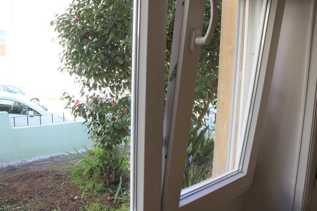 Apartamento T3 para Arrendamento em Santo Antonio dos Olivais Foto 9