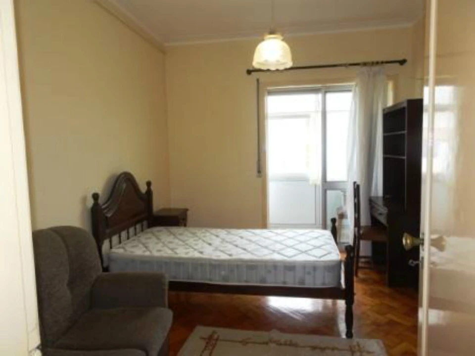 Quarto para Arrendamento em Santo Antonio dos Olivais Foto 1