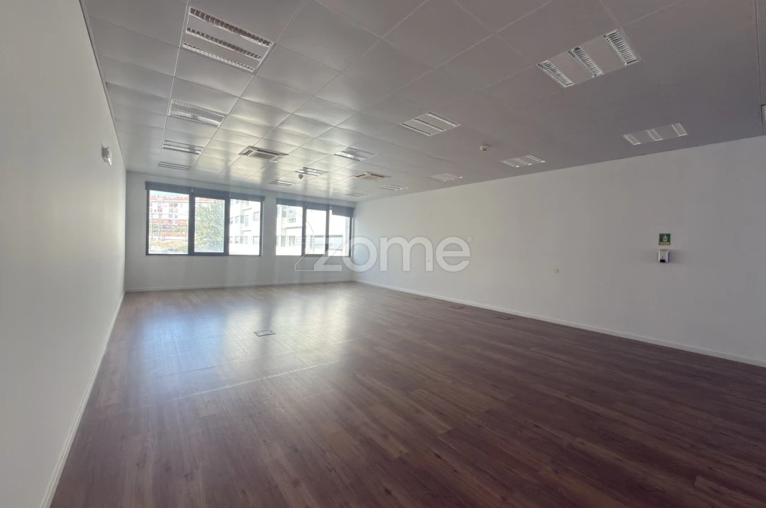 Escritório para Arrendamento em Venteira Foto 14