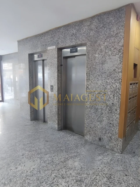 Loja para Venda em Mafamude e Vilar do Paraíso