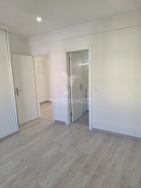 Apartamento T3 para Venda em Massamá e Monte Abraão