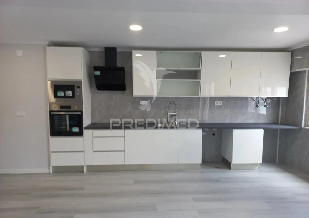 Apartamento T4 para Venda em Amora Foto 2