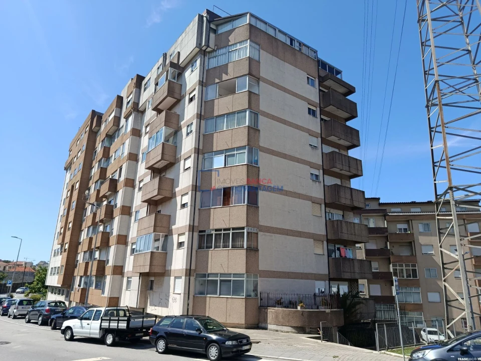 Apartamento T3 para Venda em Oliveira do Douro Foto 2