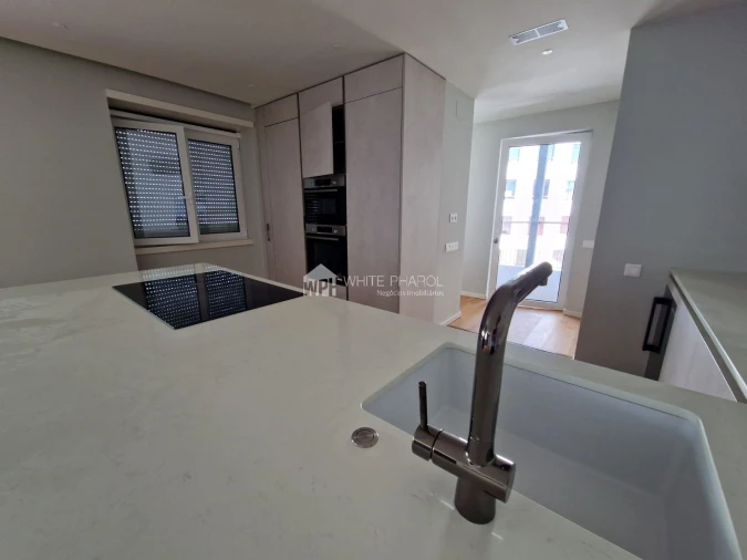 Apartamento T3 para Arrendamento em Santo António Foto 9