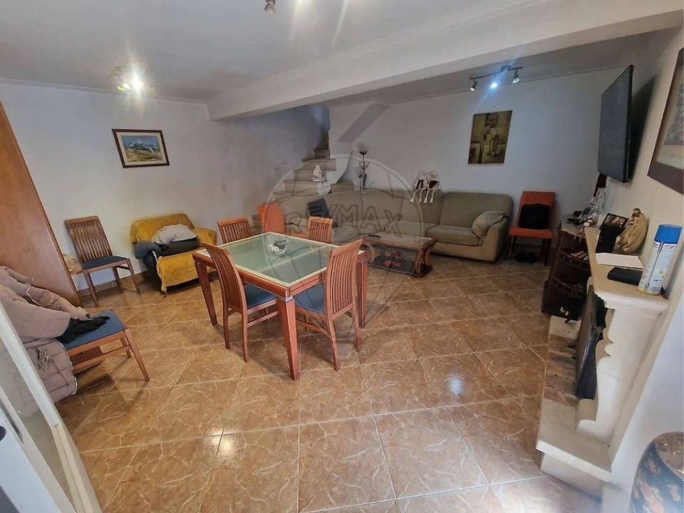 Moradia T2 para Venda em Santo Antonio dos Olivais Foto 6