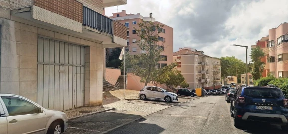 Armazém para Venda em Loures