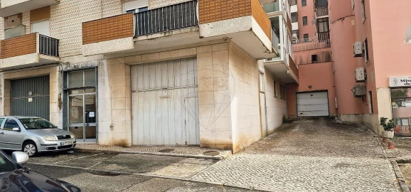 Armazém para Venda em Loures