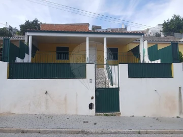 Moradia T1 para Venda em Queluz e Belas