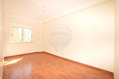 Apartamento T1 para Venda em Carregado e Cadafais