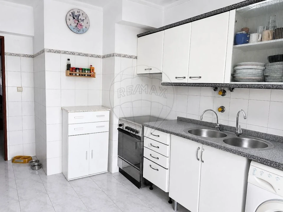 Apartamento T2 para Venda em Carregado e Cadafais Foto 13
