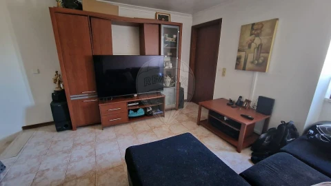 Moradia T2 para Venda em Santo Antonio dos Olivais