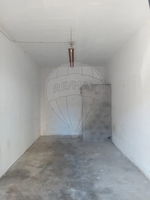 Garagem para Arrendamento em Santo Antonio dos Olivais