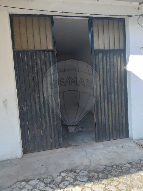 Garagem para Arrendamento em Santo Antonio dos Olivais
