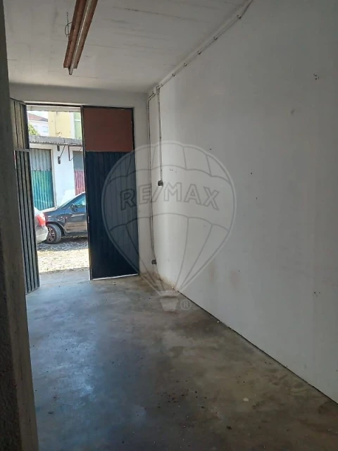 Garagem para Arrendamento em Santo Antonio dos Olivais