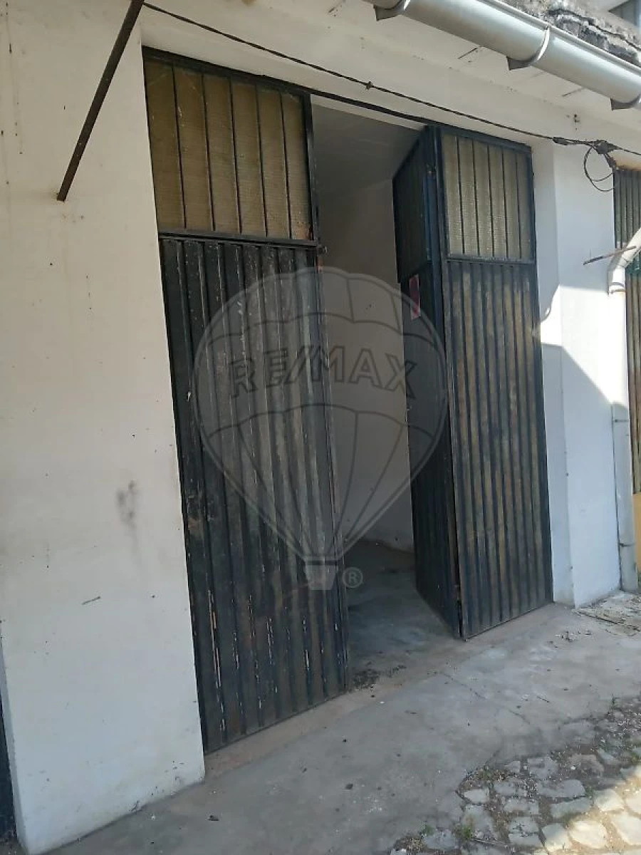 Garagem para Arrendamento em Santo Antonio dos Olivais Foto 2