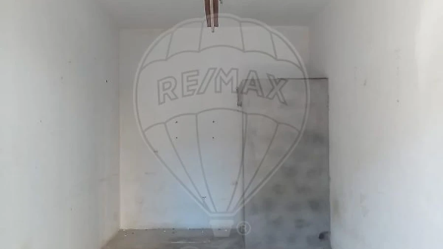 Garagem para Arrendamento em Santo Antonio dos Olivais