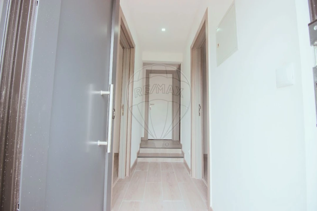 Apartamento T2 para Arrendamento em Sé Nova, Santa Cruz, Almedina e São Bartolomeu Foto 2
