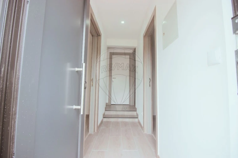 Apartamento T2 para Arrendamento em Sé Nova, Santa Cruz, Almedina e São Bartolomeu Foto 2