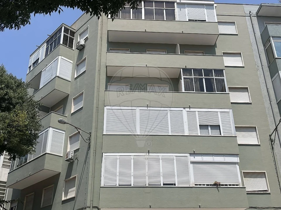 Apartamento T1 para Arrendamento em Benfica Foto 2