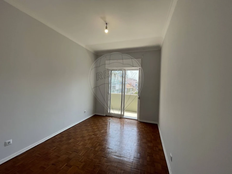 Apartamento T1 para Arrendamento em Benfica Foto 1