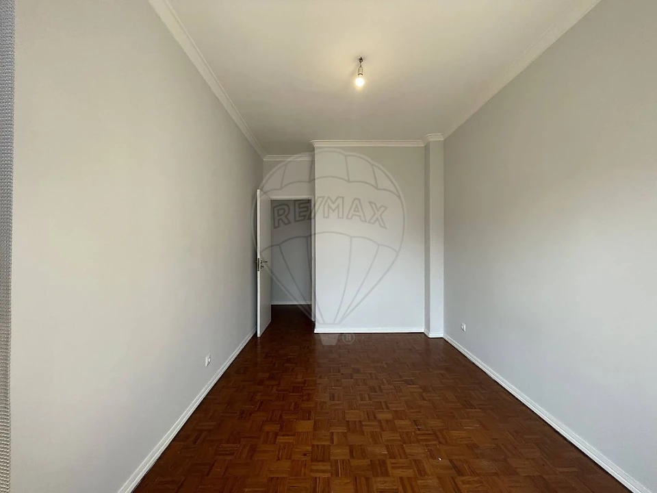 Apartamento T1 para Arrendamento em Benfica Foto 3