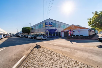 Armazém para Arrendamento em Fajozes