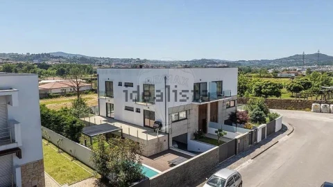 Moradia T4 para Venda em Braga (Maximinos, Sé e Cividade)