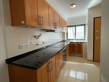 Apartamento T3 para Arrendamento em Sesimbra (Santiago)