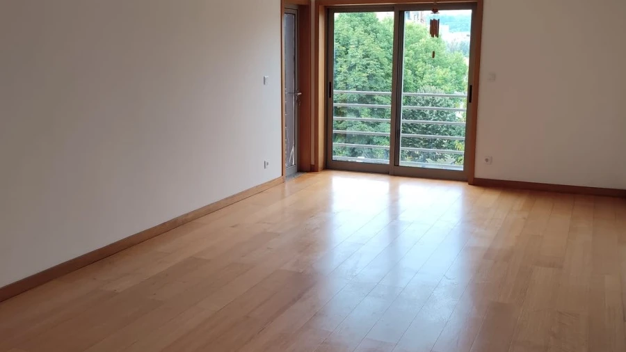 Apartamento T3 para Arrendamento em Nogueira, Fraião e Lamaçães
