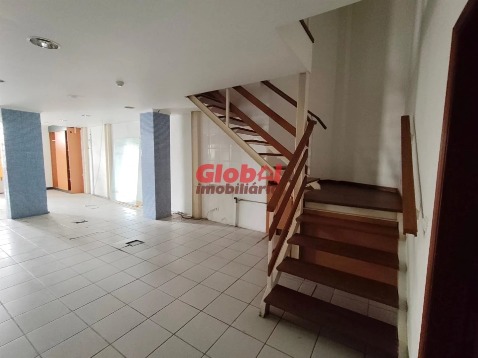 Loja para Venda em Póvoa de Santo Adrião e Olival Basto Foto 2