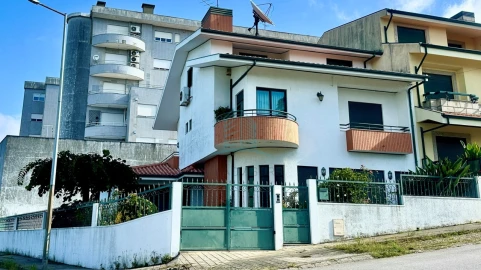 Moradia T4 para Venda em Gondomar (São Cosme), Valbom e Jovim