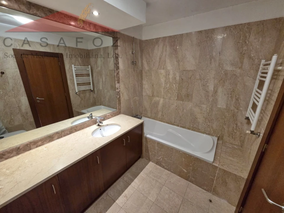 Apartamento T2 para Arrendamento em Lordelo do Ouro e Massarelos Foto 17