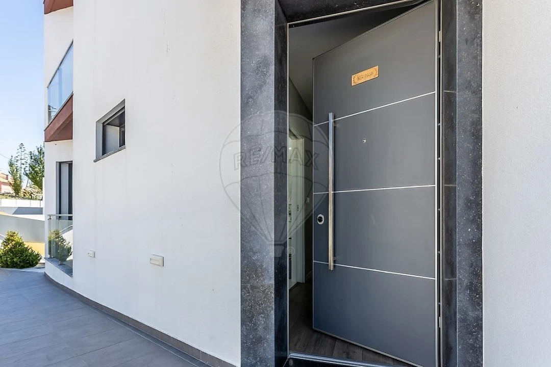 Moradia T4 para Venda em Pontinha e Famões Foto 6