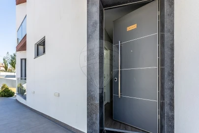 Moradia T4 para Venda em Pontinha e Famões