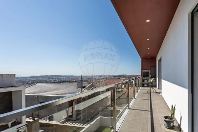 Moradia T4 para Venda em Pontinha e Famões
