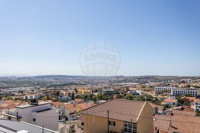 Moradia T4 para Venda em Pontinha e Famões
