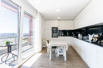 Moradia T4 para Venda em Pontinha e Famões