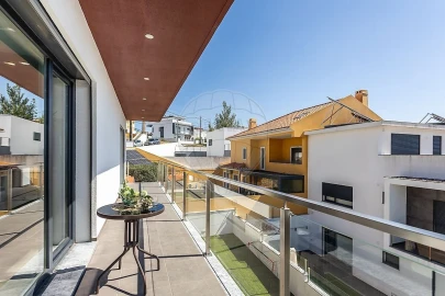 Moradia T4 para Venda em Pontinha e Famões
